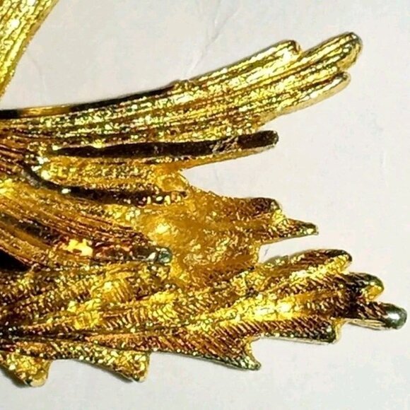 VINTAGE Gold Plated Swan Brooch Detailed Bird Pin Textured Clear Rhinestone Eye - Picture 7 of 9
